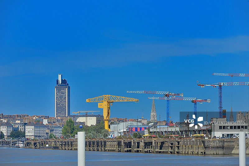 从特伦特穆尔特河岸看到的南特市图片素材