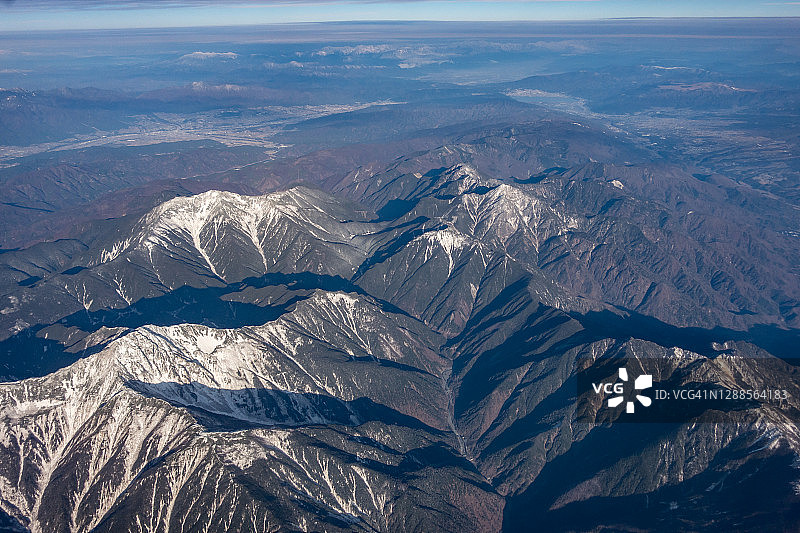 飞机航拍日本山梨县赤石山脉雪景图片素材