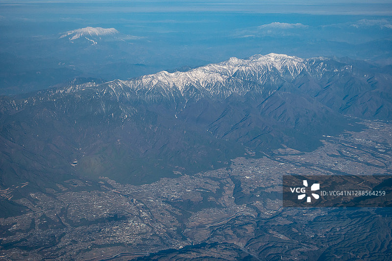 飞机航拍日本长野县御岳山和木曾山脉图片素材