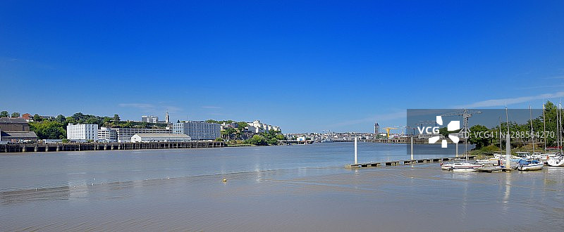 从特伦特穆尔特河岸看到的南特市图片素材