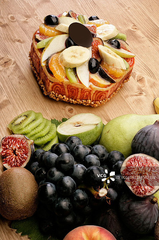 自制什锦水果蛋糕特写图片素材