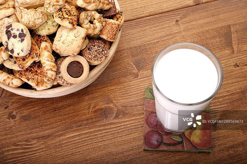 特写：什锦自制饼干和一杯牛奶图片素材
