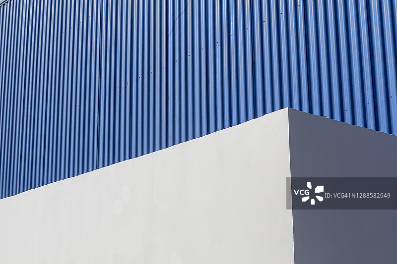 带白色矩形结构的抽象蓝色条纹墙图片素材