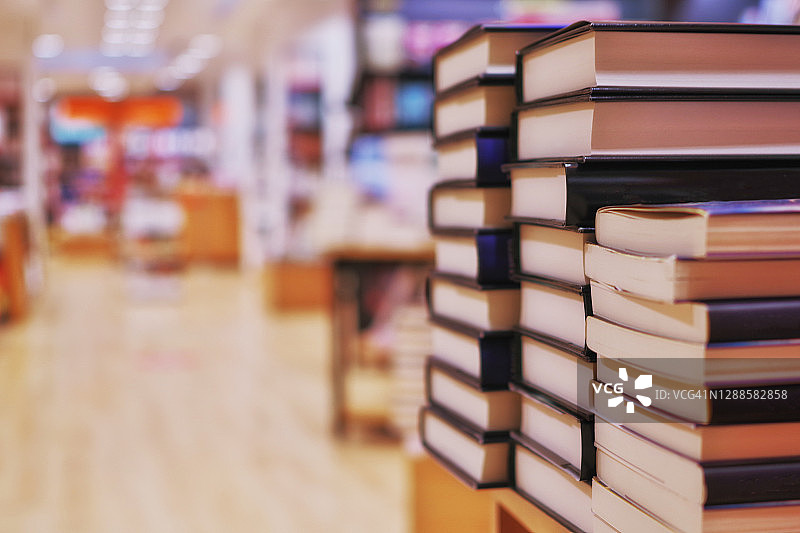书店里的书堆图片素材