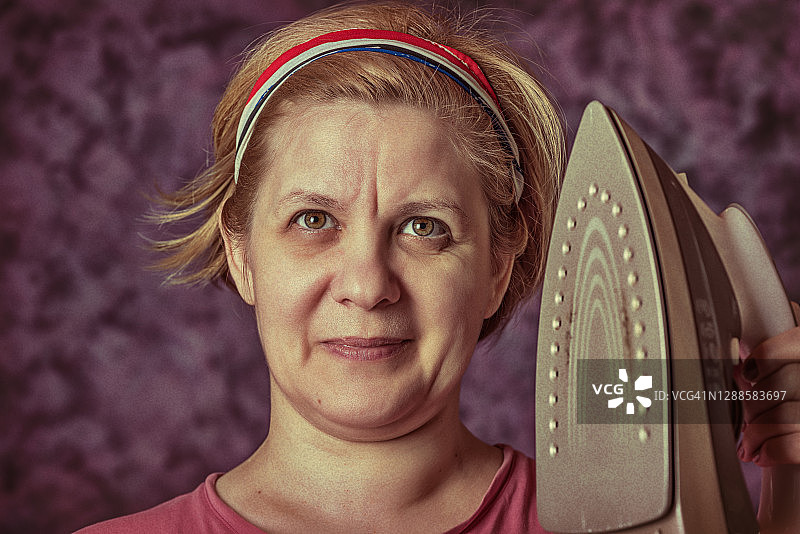 手拿熨斗的女人正面照图片素材