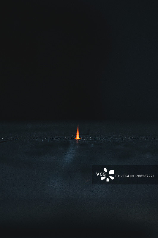 炉子上方的微小火焰图片素材