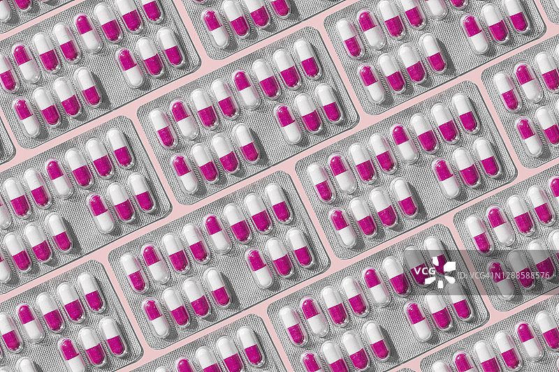 俯视桌面上的药丸泡罩包装图片素材