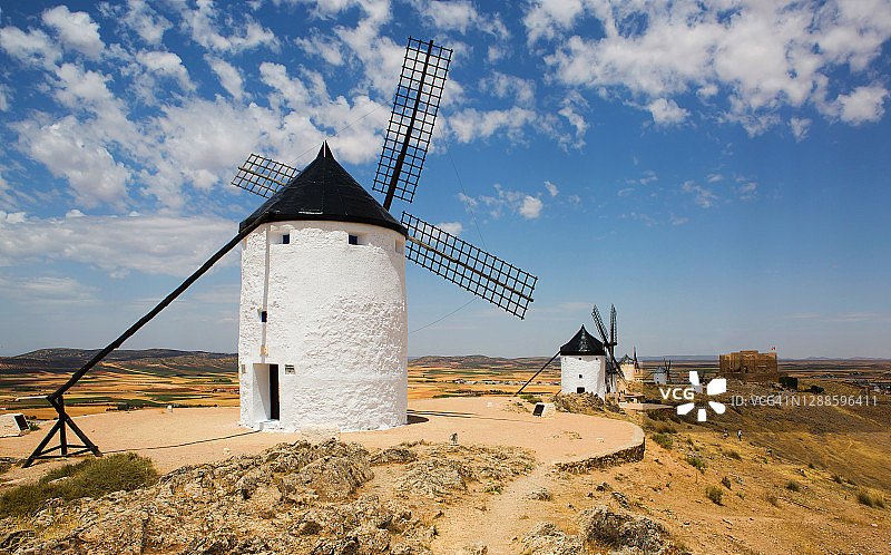 西班牙孔苏埃格拉的风车图片素材
