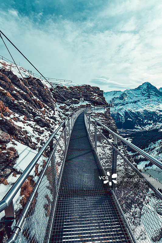 通往施瓦茨峰顶峰的悬崖步道，格林德瓦，瑞士图片素材