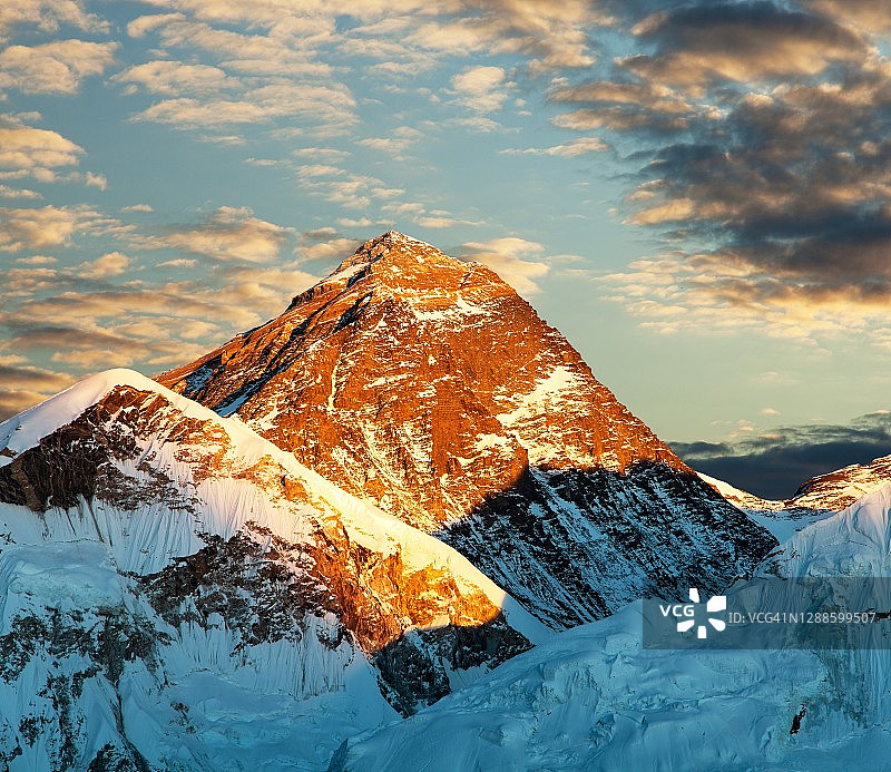 尼泊尔喜马拉雅山脉的珠穆朗玛峰夜景图片素材