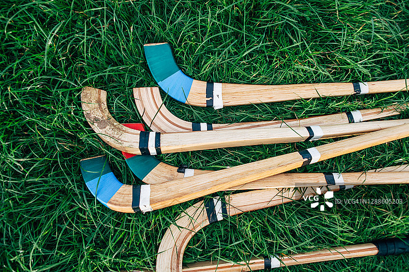 草地上的木制辛蒂棍堆图片素材