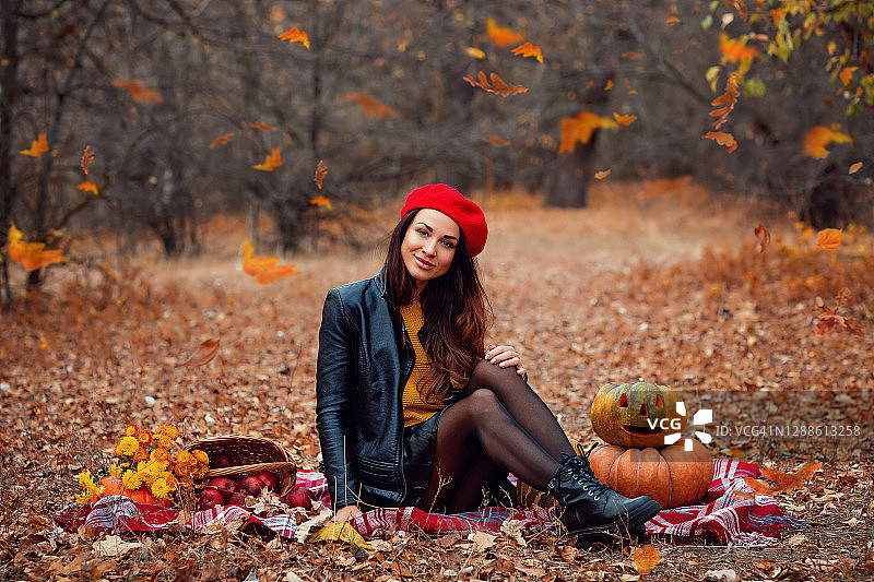 在森林里抱着南瓜的女孩图片素材