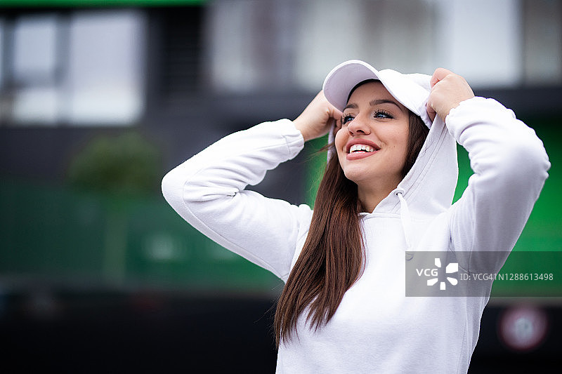 快乐微笑的女孩图片素材