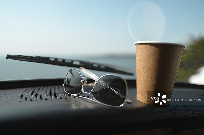车上的太阳镜和咖啡杯图片素材