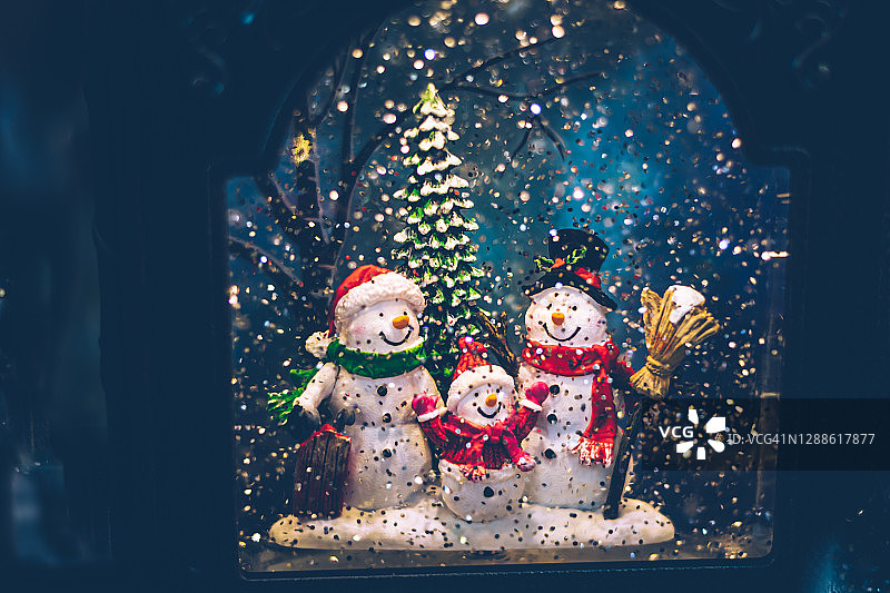 玻璃罩内雪景圣诞迷你小镇图片素材