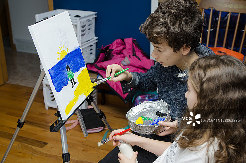 两个孩子一起绘画图片素材