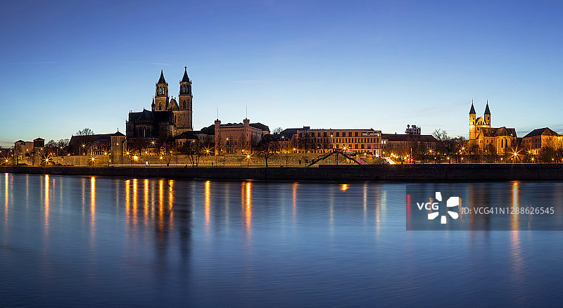 蓝色时刻的马格德堡（德国萨克森-安哈尔特州）图片素材