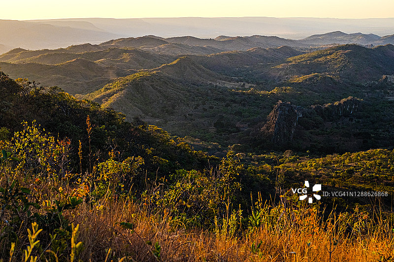 巴西戈亚斯州福尔摩沙的塞拉多山脉图片素材