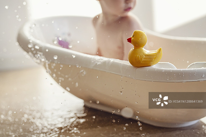 在浴缸里的婴儿图片素材