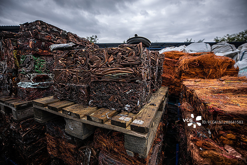 托盘上待回收的粉碎铜包特写图片素材