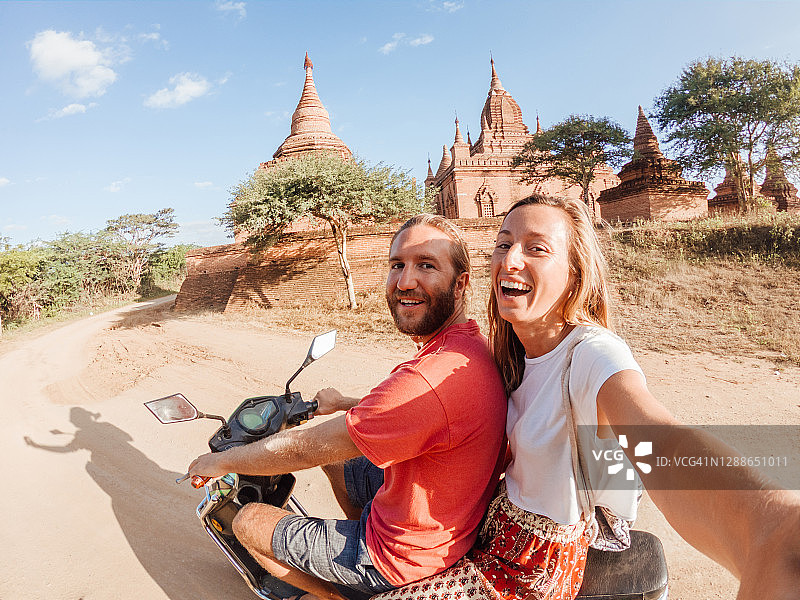 情侣在缅甸骑摩托车旅行时自拍图片素材
