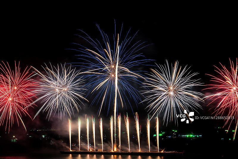 泰国芭堤雅夜空中的璀璨烟花图片素材