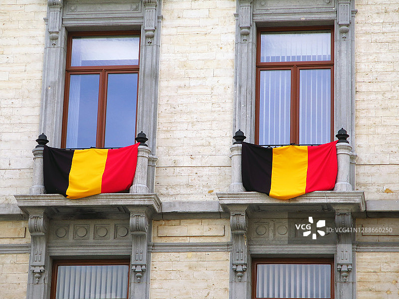 布鲁塞尔建筑外墙上的两面比利时国旗图片素材