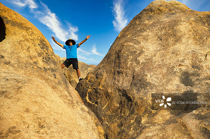 在壮丽沙漠景观中的老年男人图片素材