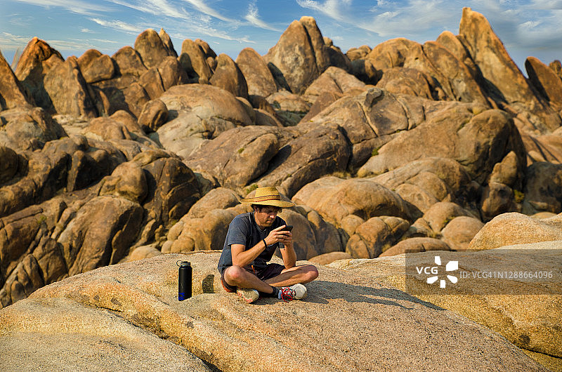 年轻人欣赏壮丽的沙漠风光图片素材