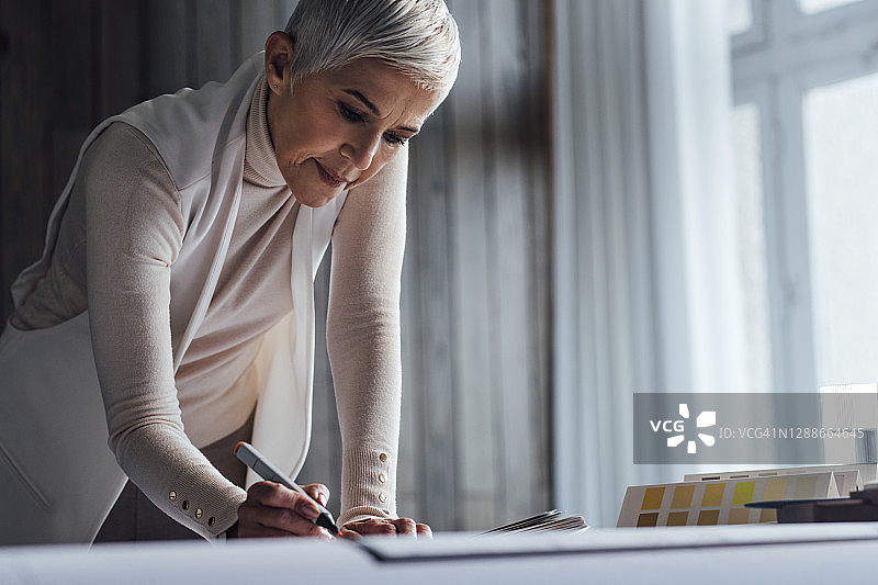 优雅的年长建筑师绘制新项目蓝图图片素材