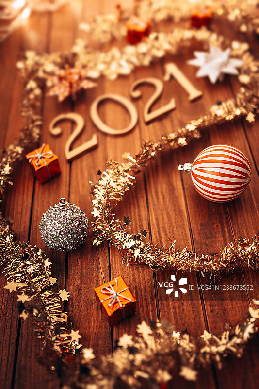2021年桌上的金色圣诞装饰品图片素材