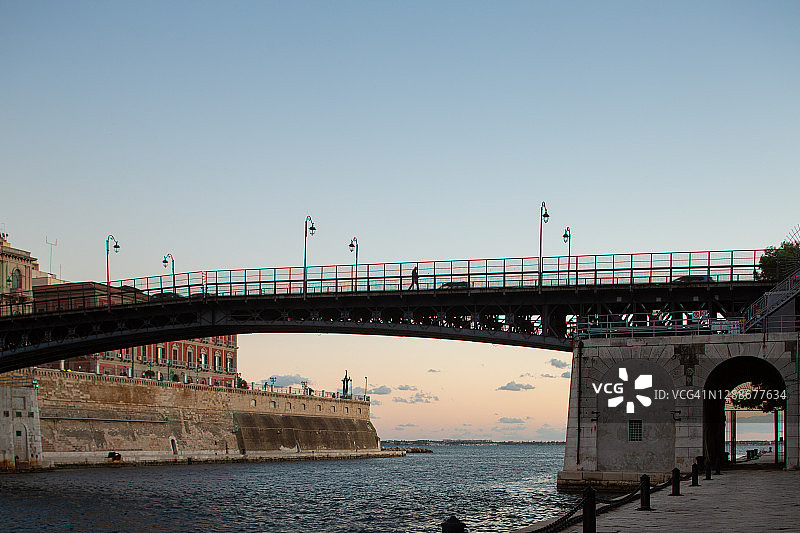 塔兰托地标：旋转桥图片素材