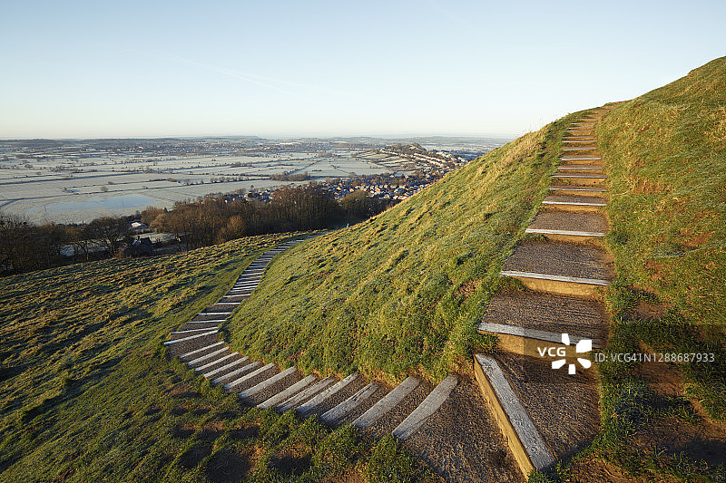 寒冷早晨陡峭山坡上的台阶图片素材