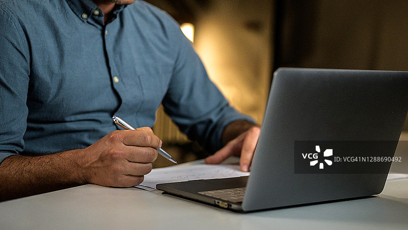 在家工作的人图片素材