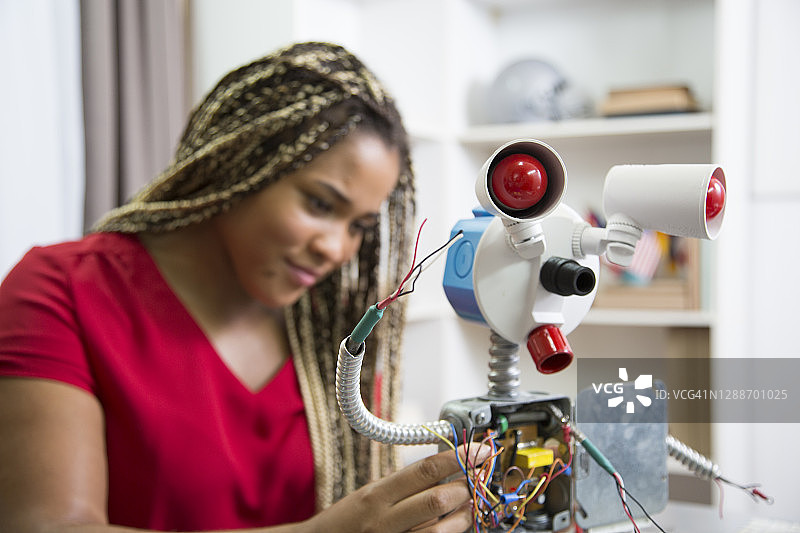 STEM - 学生正在做她的学校机器人科学项目图片素材