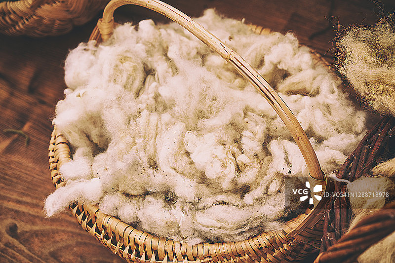 待纺的羊毛篮图片素材