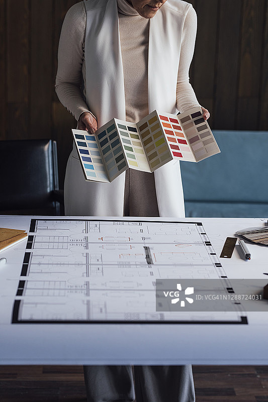 匿名女设计师在家庭工作室中工作图片素材