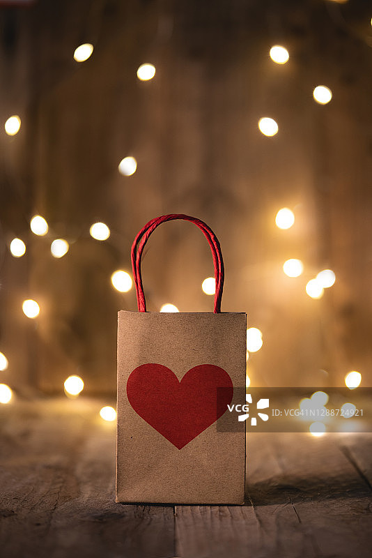 静物中的红色心形纸袋图片素材