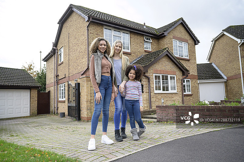 户外肖像：白人母亲和混血儿童图片素材