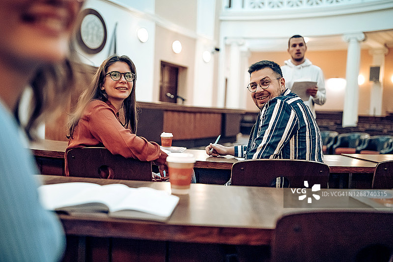 有趣的讨论图片素材