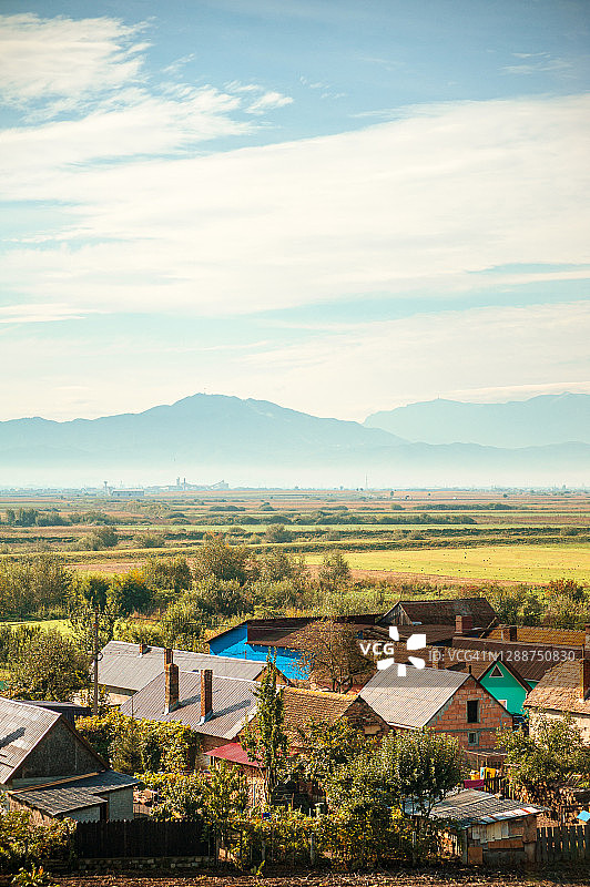 费尔迪奥阿拉乡村的景色，房屋和农场，背景是山脉和雾图片素材