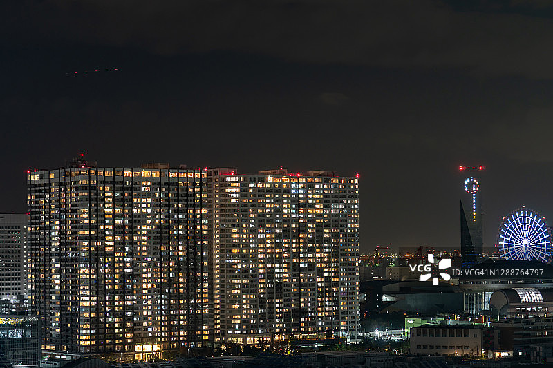 日本东京海湾旁灯火通明的住宅楼图片素材