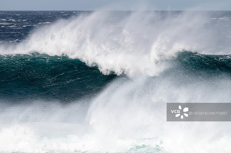 海浪拍打，浪花飞溅图片素材