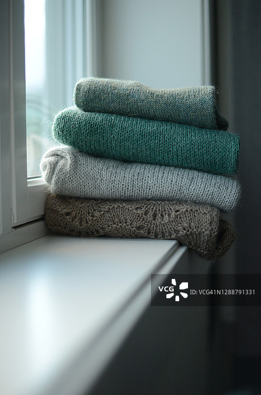 窗台上的针织毛衣堆图片素材
