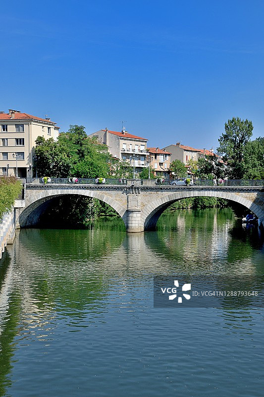卡斯特尔市，阿古特河上的米雷达梅斯桥图片素材