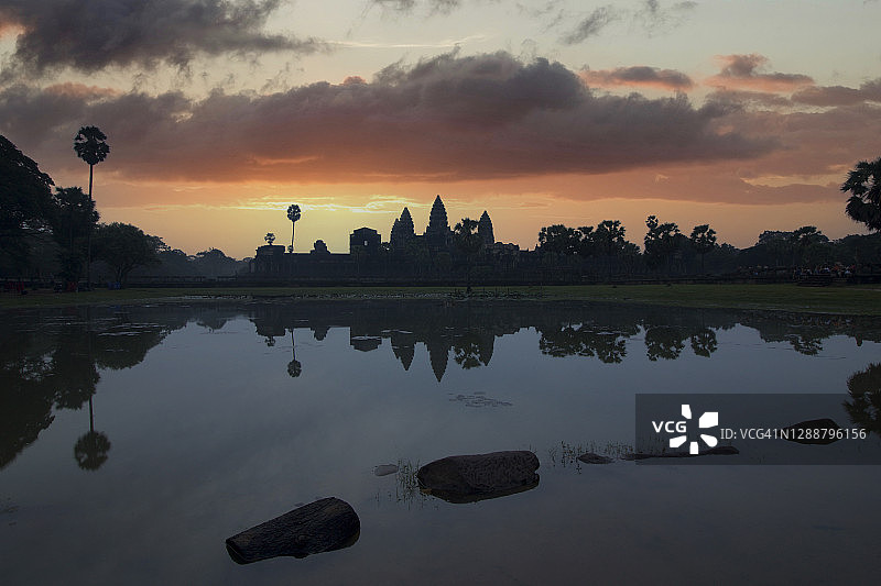 日落时分吴哥窟寺庙的美丽景色图片素材