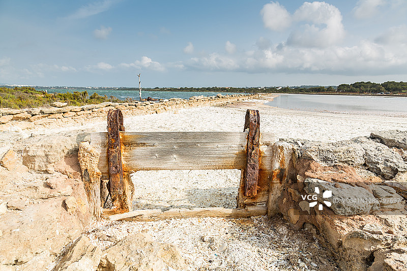 盐田蒸发池中的水闸图片素材