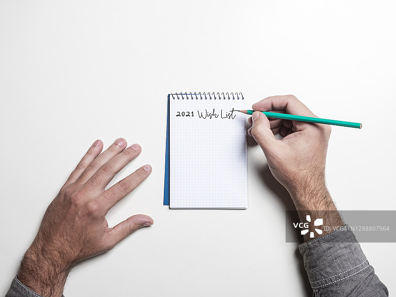 男人在白色复古桌子上写愿望清单，扁平风格图片素材