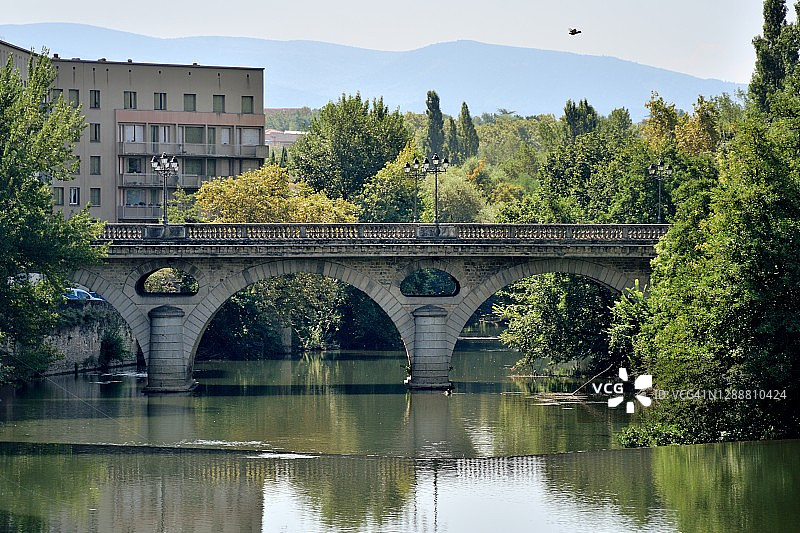 卡斯特尔：主教宫对面的阿古特河上的梅茨桥图片素材