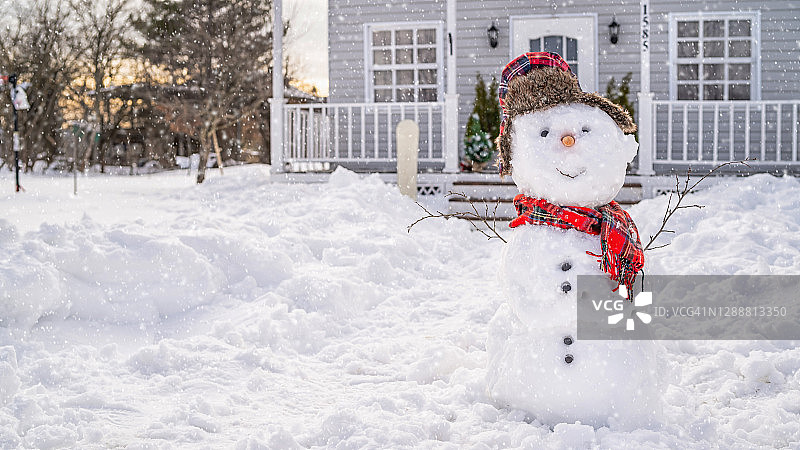 冬日里房子前的微笑雪人图片素材